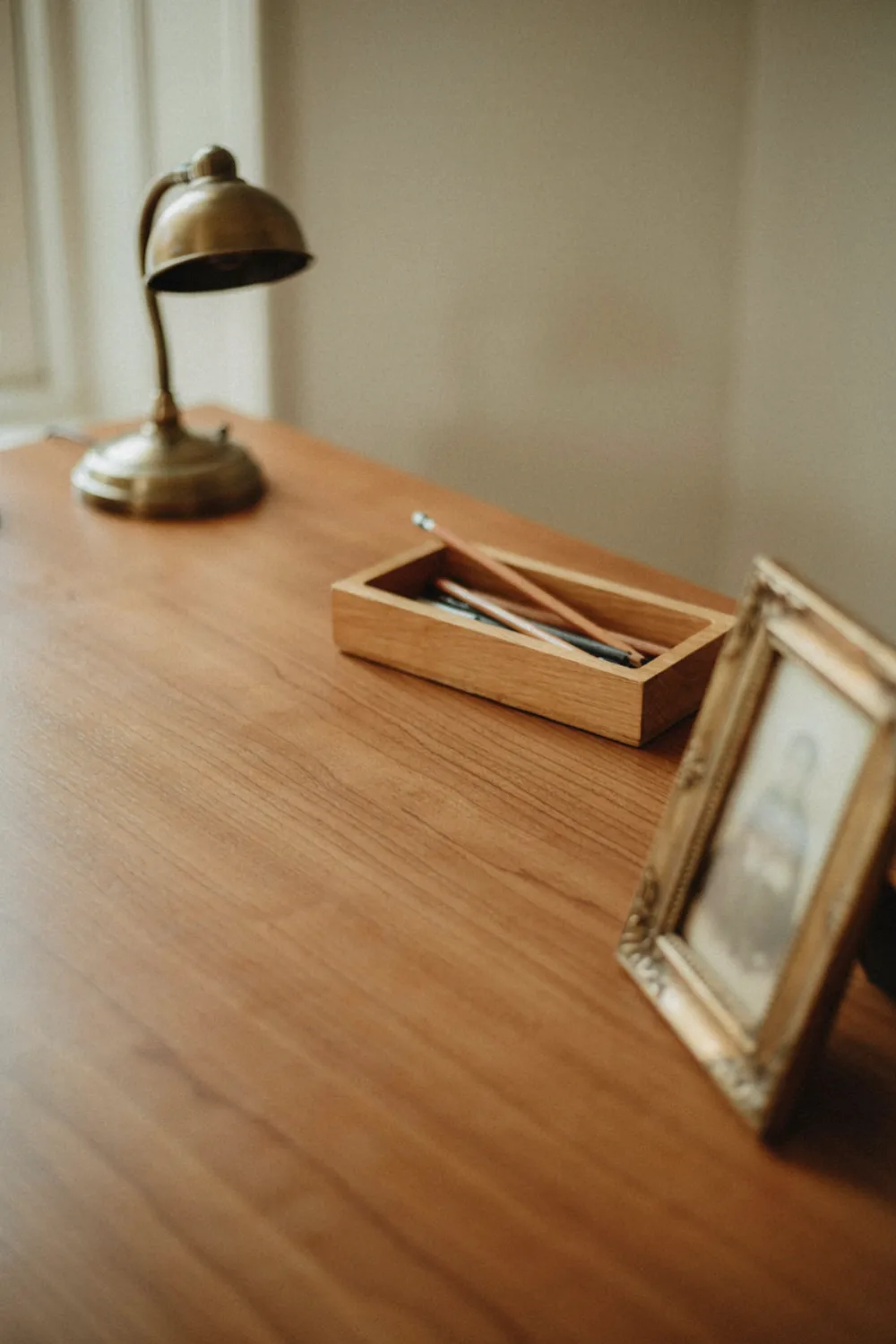 Cozy boho home office nook: mix Vintage Brass and Wood on the Desktop