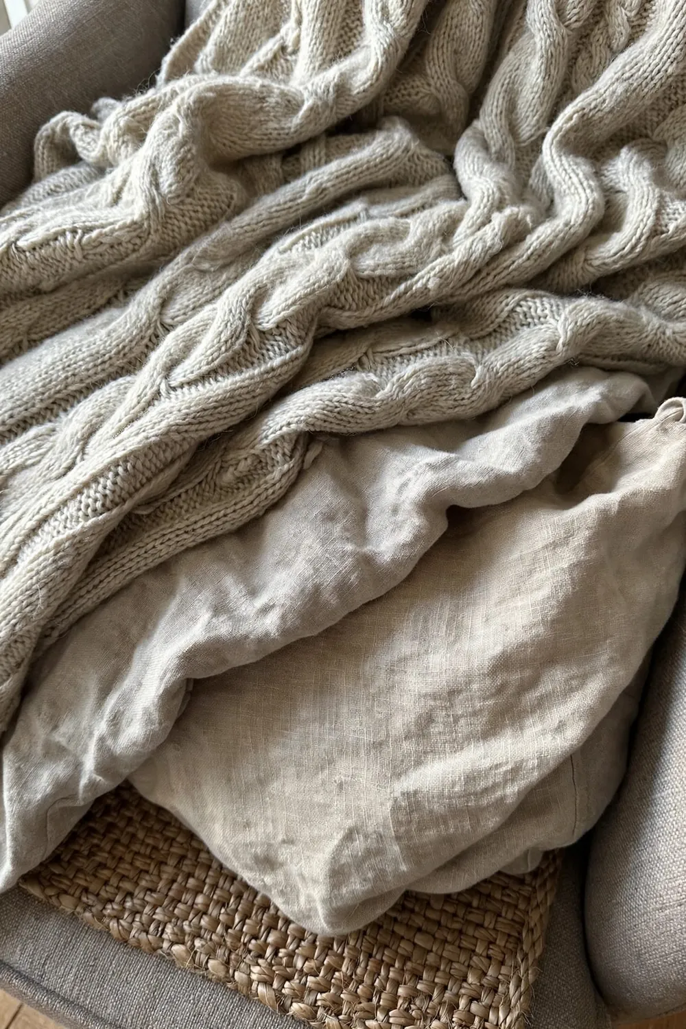 Cozy reading nook with fairy lights: layer the Textiles: Throw, Cushion, Rug
