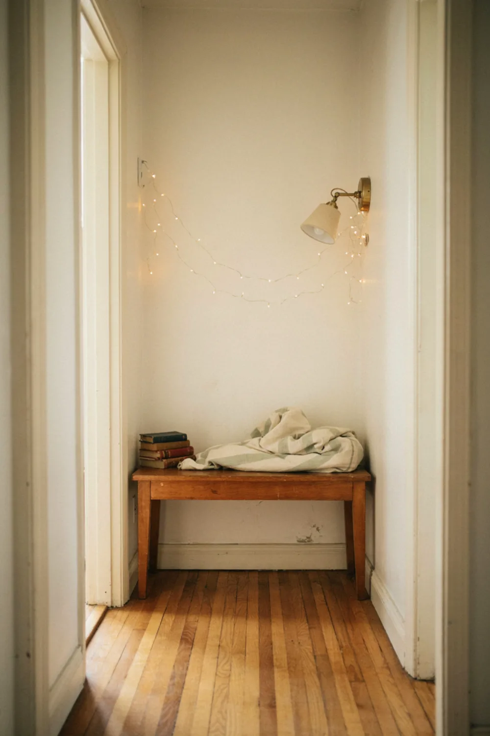 Cozy reading nook with fairy lights: make a Hallway Bench Nook