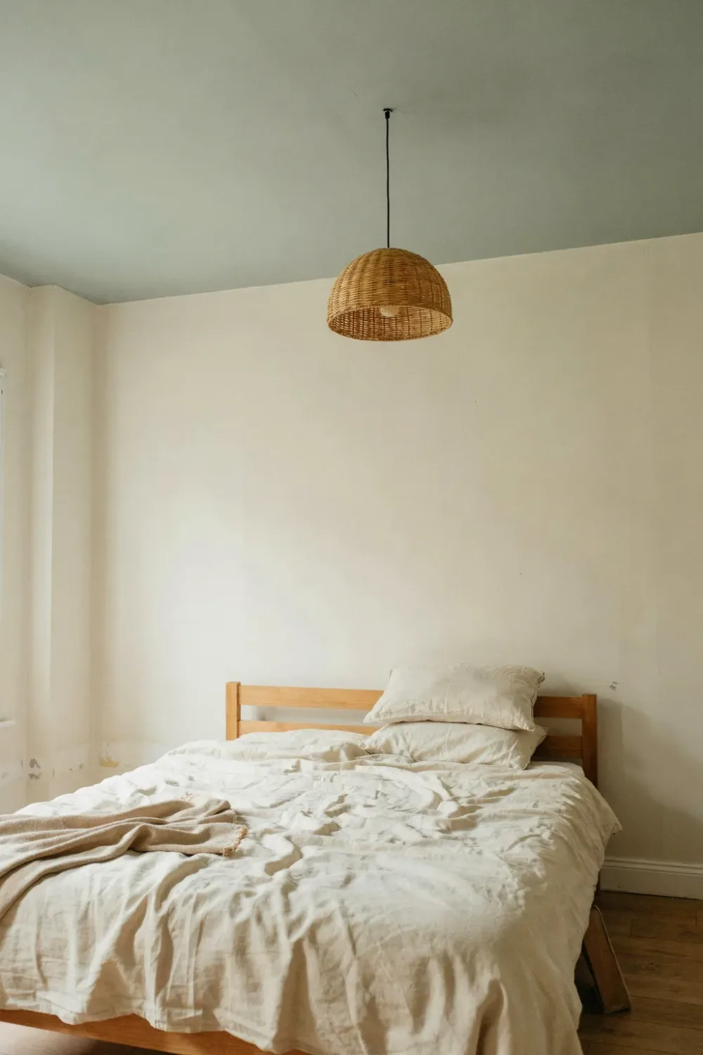 Warm sage green bedroom: whisper Sage on the Ceiling