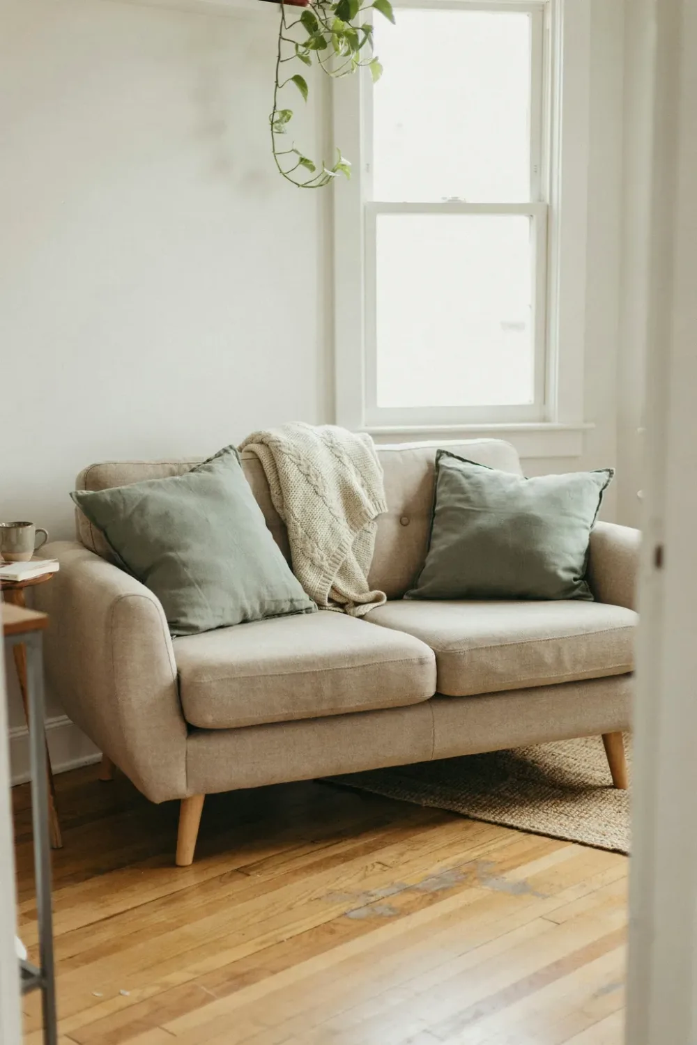 Small bright living room: choose a Low-Back Sofa